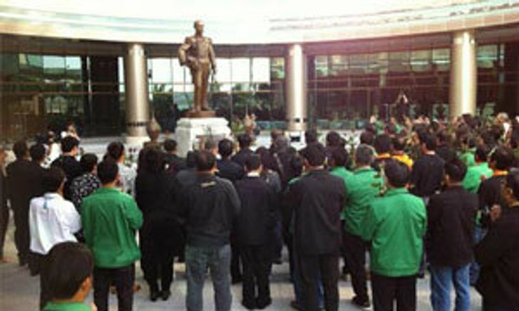 พนักงาน ธกส. ใส่ชุดดำประท้วงรัฐบาล นำเงินฝากไปจ่ายโครงการจำนำข้าว