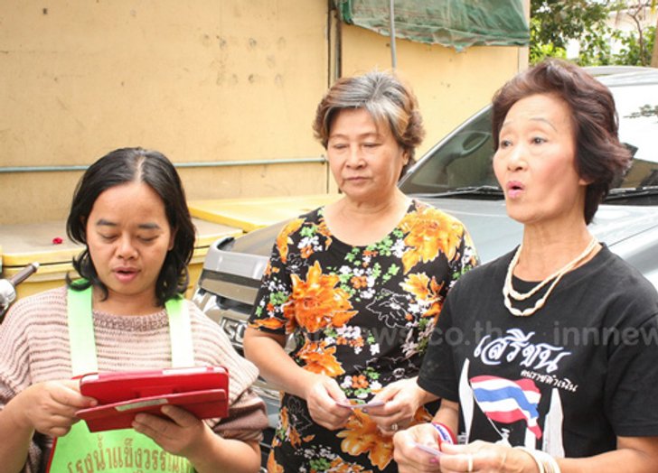 บุกบ้านป้าสุรินทร์ลุยเป่านกหวีดไล่ยิ่งลักษณ์