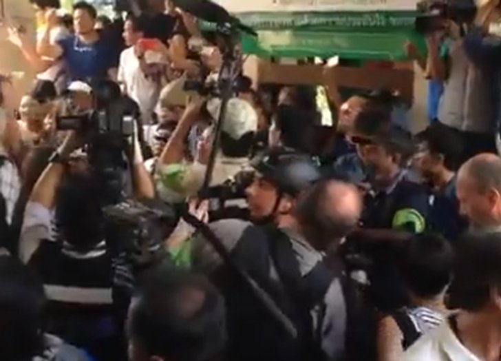 ประชาชนชาวดินแดงปะทะกลุ่มกปปส.ไร้เจ็บ