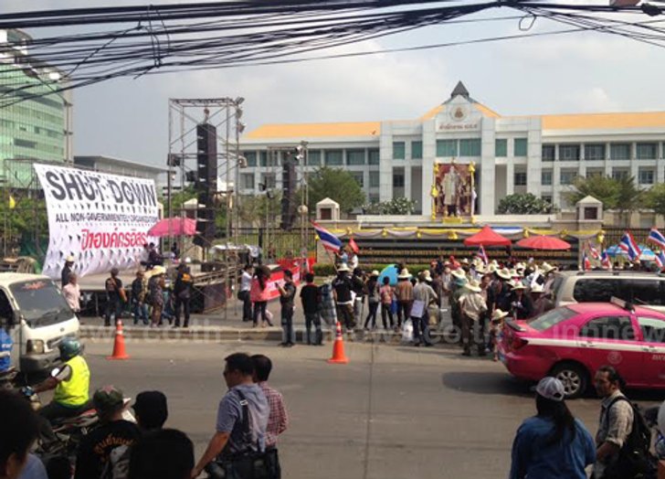 กวป.ชุมนุมคึกคักหน้าป.ป.ช.มวลชนทยอยสมทบ