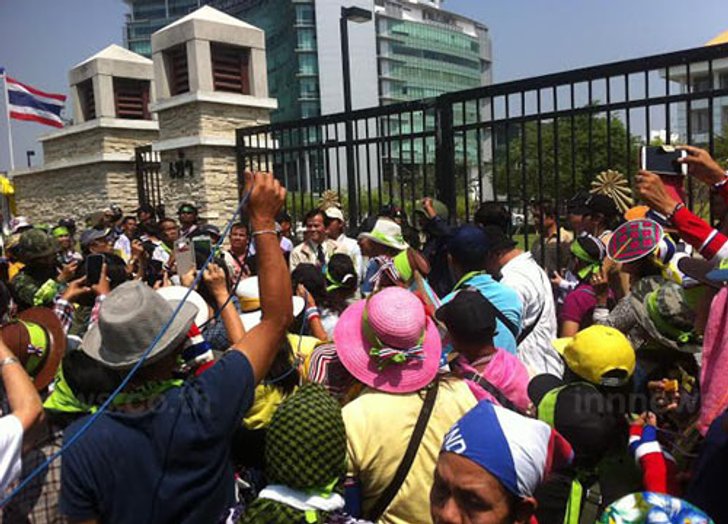 กปปส.มอบกระเช้าดอกไม้ให้กำลังใจป.ป.ช.