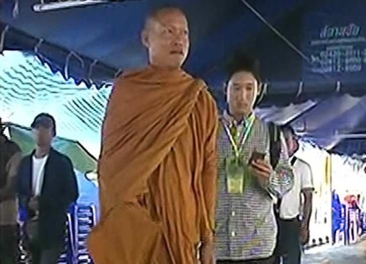 หลวงปู่ฯนำมวลชนเคลื่อนสมทบชาวนาธกส.
