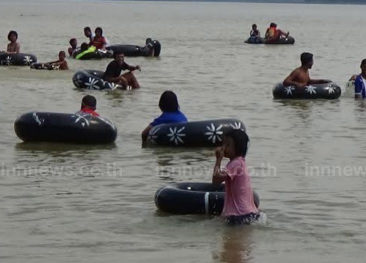 สุรินทร์ร้อนจัดเด็กแห่เล่นน้ำคลายร้อย