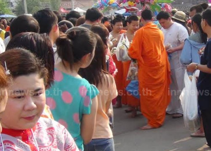 ลำปางทำบุญตักบาตรสรงน้ำพระแก้วมรกตดอนเต้า