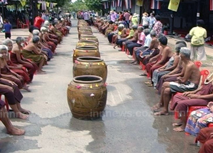 ชาวสุรินทร์อนุรักษ์วัฒนธรรมอาบน้ำดำหัวผู้สูงอายุ