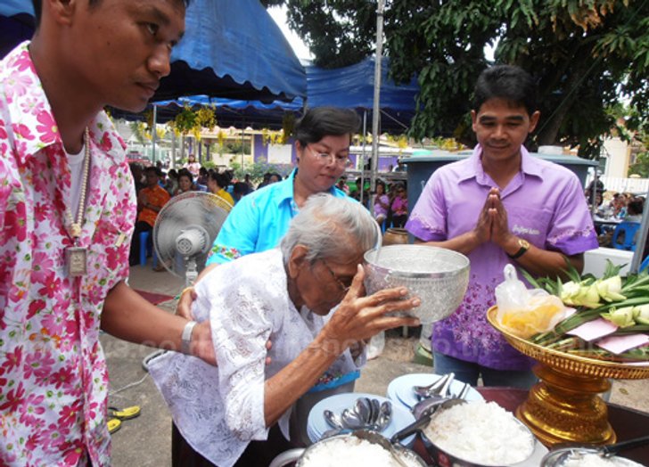 ฮือฮา!ยายวัย106ปีร่วมงานสงกรานต์บางเสร่