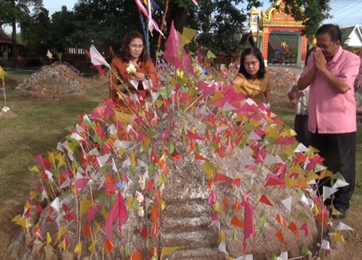 ชาวสุโขทัยทำบุญวันวิสาขบูชาคึกคัก