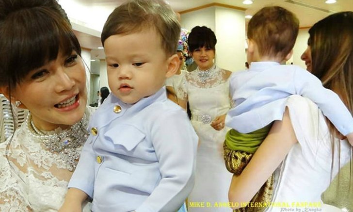 ภาพน่ารักสยบดราม่า ซาร่า อุ้ม น้องแม็กซ์เวลล์ เล่นกับคุณย่า