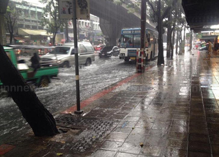 ฝนถล่มกรุงหนักหลายเส้นทางรถติดน้ำเริ่มเอ่อ