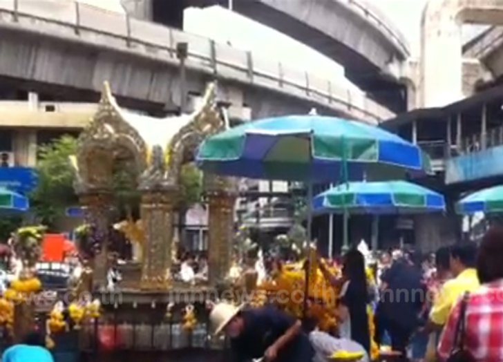 ศาลพระพรหมเช้านี้ชาวไทยและเทศมาสักการะแน่น