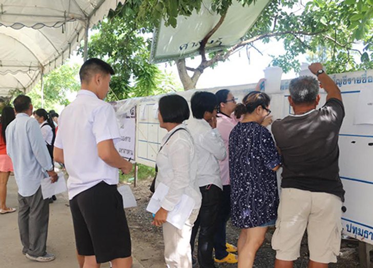 หญิงสูงอายุฉีกบัตรลงประชามติในจ.ปทุมธานี