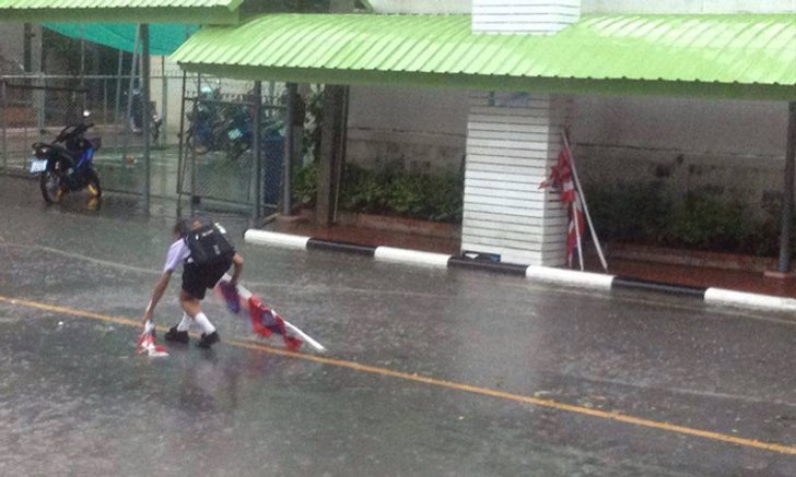 โซเชียลชื่นชม เด็กนักเรียนฝ่าสายฝน เดินเก็บธงชาติกลางถนน