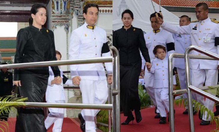 คุณพลอยไพลิน จูงมือคุณแม็กซ์ ร่วมประเคนภัตตาหารเช้า
