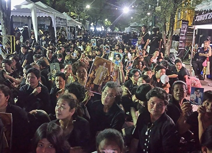 ปชช.จำนวนมากยังรอสักการะพระบรมศพ