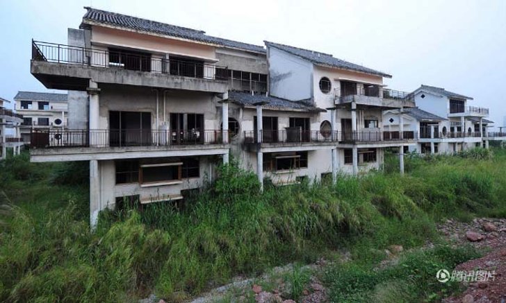 ตะลึง คฤหาสน์หรูราคานับสิบล้าน ถูกทิ้งร้างจนถูกเรียกว่า "เมืองผี"