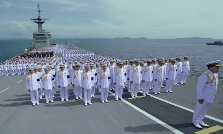 ทหารเรือร้องเพลงสรรเสริญพระบารมี บนเรือรบหลวงกลางทะเล