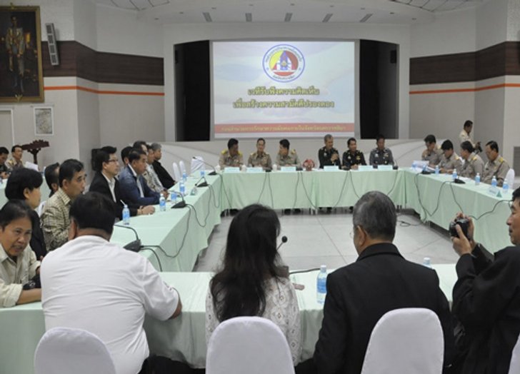 ผู้ว่าฯโคราชเรียกประชุมกลุ่มการเมืองสร้างปรองดอง
