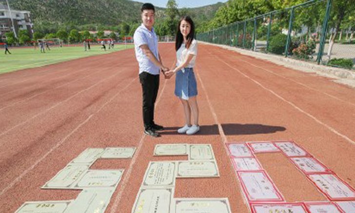 เทพเว่อร์ “คู่รักเด็กเรียน” ถ่ายรูปเรียนจบด้วยเกียรติบัตร 137 ใบ