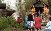 ชาวบ้านรุมส่อง เลขโผล่บนหิน อายุหลายร้อยปี ที่เจ้าแม่หินเทิน อุทัยธานี