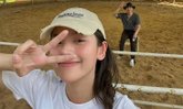 "ณิชา" เรียนขี่ม้าอีกครั้ง "โตโน่" ให้กำลังใจติดขอบสนาม แต่พีคที่ภาพสุดท้าย