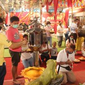 อาศรมฤาษีเณรยังคึกคัก ประชาชนแห่ส่องเลขเด็ดจากขันน้ำมนต์ รับโชคสงกรานต์