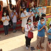 อาศรมฤาษีเณรยังคึกคัก ประชาชนแห่ส่องเลขเด็ดจากขันน้ำมนต์ รับโชคสงกรานต์