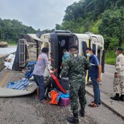 รถบรรทุกแหกโค้งบนเนินพิศวง คนขับรอดตายหวุดหวิด เชื่อยันต์กลางหลังช่วยไว้