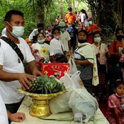แม่ตะเคียนพุปะหัง ปังจริงๆ ผัวเมียถูกหวยหลักแสน แบกศาลใหม่ขึ้นไปแก้บน