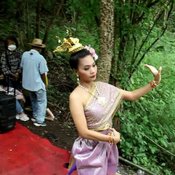 แม่ตะเคียนพุปะหัง ปังจริงๆ ผัวเมียถูกหวยหลักแสน แบกศาลใหม่ขึ้นไปแก้บน