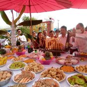 สุรินทร์-นักเสี่ยงโชค แห่ส่องเลขเด็ดคึกคัก ในพิธีบวงสรวงพระยาเชียงฆะ เจ้าเมืองคนแรกของ อ.สังขะ