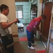 ข่าว งูเจ้าเล่ห์แกล้งตาย หลังเข้าเลื้อยขึ้นไปบนบ้านหากินหนูแล้วถูกอาสากู้ภัยจับได้