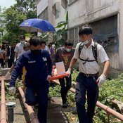 นนทบุรี เด็กชายวัย 12 ตกตึกชั้น 3 อาการสาหัส  ตกใจปีนหน้าต่างหนีแม่เพื่อนสาวพบอยู่ลำพังในห้อง 2 คน