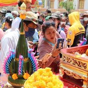 สุรินทร์-แห่ส่องเลขธูปและหางประทัด..พิธีพุทธาภิเษกเหรียญหลวงปู่เฮง..ขณะที่ประชาชนแห่รับข้าวสารและเหรียญแจกหลวงปู่เฮงวัดแทบแตก