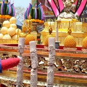 สุรินทร์-แห่ส่องเลขธูปและหางประทัด..พิธีพุทธาภิเษกเหรียญหลวงปู่เฮง..ขณะที่ประชาชนแห่รับข้าวสารและเหรียญแจกหลวงปู่เฮงวัดแทบแตก