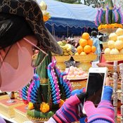 สุรินทร์-แห่ส่องเลขธูปและหางประทัด..พิธีพุทธาภิเษกเหรียญหลวงปู่เฮง..ขณะที่ประชาชนแห่รับข้าวสารและเหรียญแจกหลวงปู่เฮงวัดแทบแตก