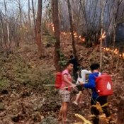 ระทึก ชาวบ้านร่วมดับไฟป่า จู่ๆ เป็นลมล้มพับ ต้องรีบนำส่งโรงพยาบาล