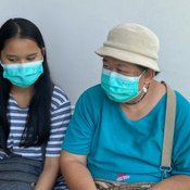 พ่อป่วยติดเตียงรอโอนบ้านนานกว่า 3 ชั่วโมง หมดสติหามส่ง รพ.