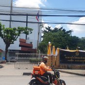 พ่อป่วยติดเตียงรอโอนบ้านนานกว่า 3 ชั่วโมง หมดสติหามส่ง รพ.