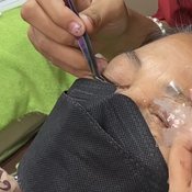 เจ้าของร้านต่อขนตาโต้กลับ ที่ใช้เทปใสเพราะเป็นเทคนิคส่วนตัว