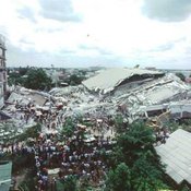 โรงแรมรอยัลพลาซ่า พังถล่มลงมา