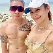 &#8220;เอมมี่ มรกต&#8221; พาน้องสายน้ำ ล่องเรือเล่นน้ำทะเล คุณแม่อวดหุ่นแซ่บ