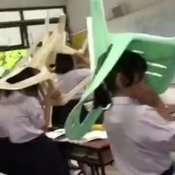 1-ฉาวอีก ครูหมวดสังคมศึกษา โรงเรียนมัธยมดังอุบลรั้วเขียวแดง ด่ากราดนักเรียนว่าโง่ และทำโทษให้ยกเก้าอี้ไว้บนหัวทั้งห้อง