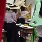 1-ฉาวอีก ครูหมวดสังคมศึกษา โรงเรียนมัธยมดังอุบลรั้วเขียวแดง ด่ากราดนักเรียนว่าโง่ และทำโทษให้ยกเก้าอี้ไว้บนหัวทั้งห้อง