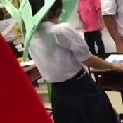 1-ฉาวอีก ครูหมวดสังคมศึกษา โรงเรียนมัธยมดังอุบลรั้วเขียวแดง ด่ากราดนักเรียนว่าโง่ และทำโทษให้ยกเก้าอี้ไว้บนหัวทั้งห้อง