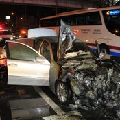 ข้าราชการสาวหนีตายระทึก ขับเบนซ์มาดีๆ ไฟลุกไหม้ห้องเครื่องกลางถนน