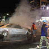 ข้าราชการสาวหนีตายระทึก ขับเบนซ์มาดีๆ ไฟลุกไหม้ห้องเครื่องกลางถนน