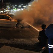 ข้าราชการสาวหนีตายระทึก ขับเบนซ์มาดีๆ ไฟลุกไหม้ห้องเครื่องกลางถนน