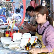 1-ราชบุรี นักแสวงโชคทั่วสารทิศแห่ขอหวยไอ้ไข่ราชบุรีหลังให้หวยถูกติดต่อกันหลายงวด