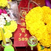 1-ราชบุรี นักแสวงโชคทั่วสารทิศแห่ขอหวยไอ้ไข่ราชบุรีหลังให้หวยถูกติดต่อกันหลายงวด