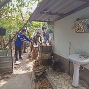 คอหวยต้องส่องงูเลื้อยเข้าบ้านของอดีตราชการเชื่อว่าจะได้โชคลาภ